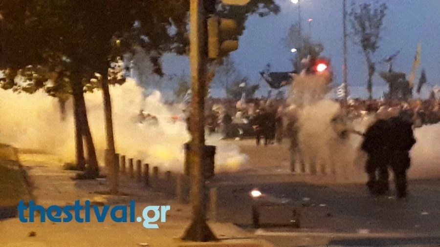 Συνεχίζονται τα επεισόδια στην παραλιακή λεωφόρο της Θεσσαλονίκης -Χρήση χημικών και χειροβομβίδων κρότου λάμψης (βίντεο)